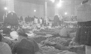 Selbstversenkung des Hochseepassagierdampfers "Columbus" am 19. Dezember 1939, Besatzungsangehörige im Internierungslager auf Ellis Island, auf einfachen Feldbetten liegend