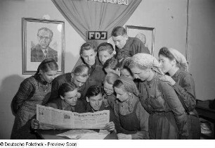 Arbeiter während des Lesens einer Zeitung