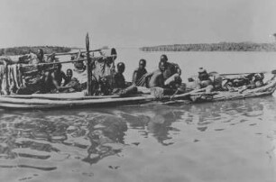 Kanufahrt : Ein vollbesetztes Kanu auf einem Fluss, möglicherweise im Kongo