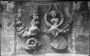 Schloß Eberstein Doppelwappen Eberstein und Vistingen mit Helmzieren (um 1420), Wappen befindet sich ander Brüstungsmauer der Terrasse im Schloßhof