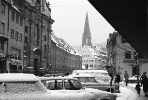 Freiburg: Bertoldstraße mit Münster im Schnee