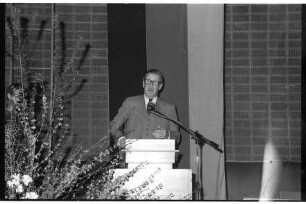 Kreisbauernverband Stormarn: 43. Kreisbauerntag: Oldesloer Stormarnhalle: Constantin Heereman von Zuydtwyck, Präsident des Deutschen Bauernverbandes, am Rednerpult