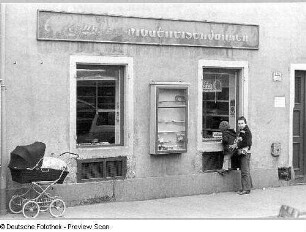 Dresden-Neustadt, Alaunstraße 29. Wohnhaus mit Geschäft für Modelleisenbahnen. Schaufenster und Schaukästen