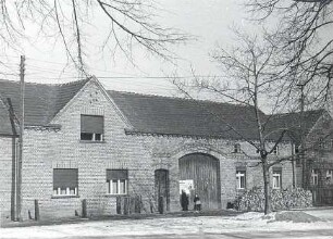 Straßenraum in Bluno : Bauwesen - Exterieur. Ort: Bluń / Bluno. Unverputztes gemauertes Gebäude.