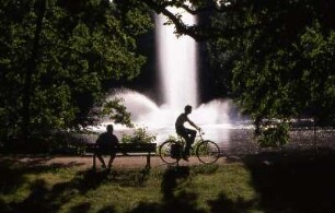Bad Homburg - Radfahrer im Schlosspark