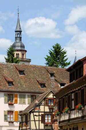 Frankreich. Alsace. Bas Rhin. Andlau. Häuser und Kirche Sainte Ricarda