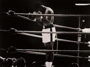 Muhammad Ali betet vor der ersten Runde eines Titelkampfes zu Allah