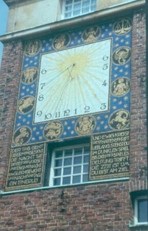 Darmstadt. Hochzeitsturm. Sonnenuhr an der Südseite