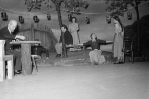Szenenbilder aus " Die Familie" von I. Popow mit H. Thate, F. Nowack, K. F. Feudel, K. Weber, H. Scholz, E. Meyer, J. Thomas, L. Loebinger, H. Dieckhoff, S. Haacker, Maxim-Gorki-Theater, Premiere 02.12.1953