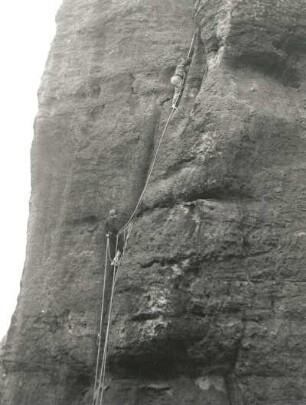 Sächsische Schweiz. Schrammsteine, Westlicher Schrammturm. Seilschaft G. Weise und Karlheinz Gonda am Südwest-(Rost-)Weg. (VIIc)