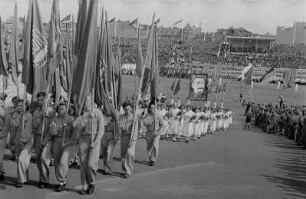 Sportlerparade im Walter-Ulbricht-Stadion : Sportler-Delegation im Paradezug beim Ausmarsch aus dem Stadion
