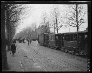Lambersart (Dep. Nord, Frankreich): Straßenbahn, im Hintergrund an Haltestellen wartende Menschen