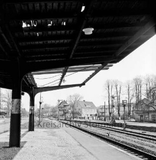 Bahnsteig: schadhafte Überdachung: im Hintergrund Stellwerk und Bahnübergang Hagener Allee: Blick Richtung Lübeck