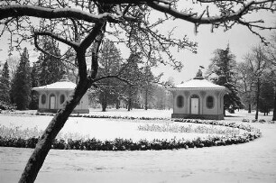 Chinesische Teehäuschen im winterlichen Schlossgarten.
