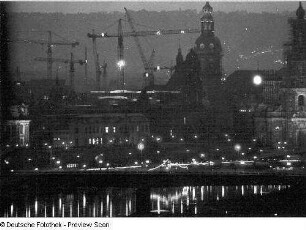Dresden-Altstadt. Blick vom Neustädter Elbufer auf die Baustelle des Schlosses