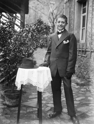 Mittelsachsen, Frauenportrait : Mittelsachsen. Junger Mann an einem Tisch stehend