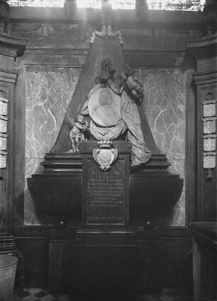 Grabmal des Barons de la Serre