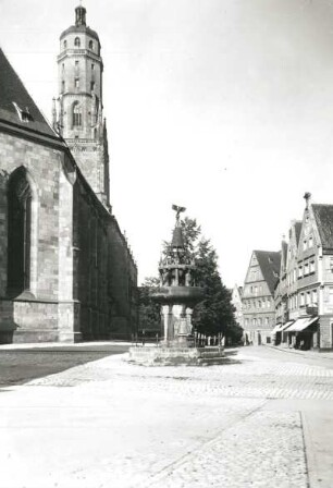 Nördlingen, Rübenmarkt : Nördlingen. Rübenmarkt. Blick nach Nordwesten gegen St. Georgskirche und Kriegerdenkmal