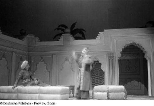 Szenenbilder aus dem Stück "Nathan der Weise" von Gotthold Ephraim Lessing im Deutschen Theater Berlin : Szene mit Paul Wegener als Nathan (rechts) und Kai Möller als Sultan Saladin (links)