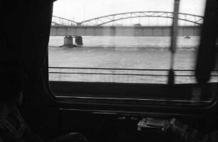 Hamburg: aus Abteilfenster; Elbbrücke