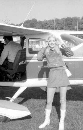 Freiburg: Flugplatz, Ankunft mit dem Flugzeug