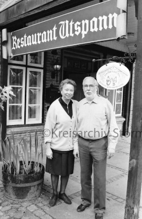 Gastronomie: Restaurant Utspann: Hamburger Straße: Pächterwechsel: bisherige Pächter Marlene und Gerhard Kittler: vor Eingang, Wirtshausschild: 28. April 1999
