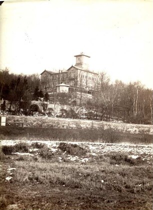 Dresden. Villa Elysium am Elbhang südöstlich des Waldschlösschens : Villa Elysium am Dresdner Elbhang (heute Bautzner Straße 110) in Dresden südöstlich des Waldschlösschens. Fotografie wohl von Freimund Edlich, Dresden, um 1885. Albuminabzug ohne Trägerkarton, unbezeichnet; 30,6 x 24,2 cm