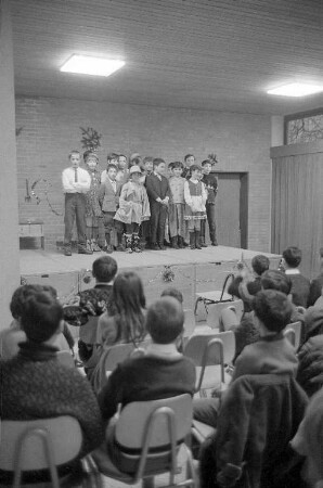 Weihnachtskonzert der Vorbereitungsklassen für italienische Gastarbeiterkinder an der Gutenbergschule.