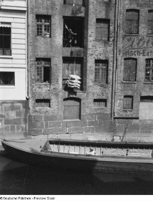 Hamburg. Entladen eines Lastschiffes (Leichter) in einem Fleet. Blick gegen Speicher mit Ladeluke