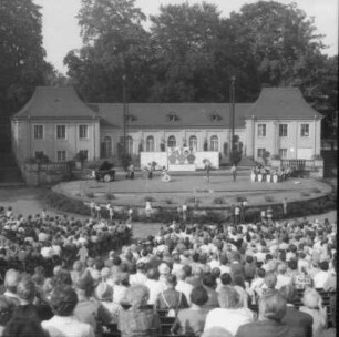 Revue mit Moderator Ulli Busch im Rahmen der Veranstaltungsreihe "Dresdner Sommer". Großer Garten, Freilichtbühne "Junge Garde", 14. Juni 1970