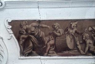 Weibliche Figur und musizierende und tanzende Kinder
