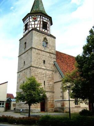 Ansicht von Südwesten über Kirchturm (im Kern Gotischer Neubau)-achteckige Glockenstube in Fachwerk aus dem 18 Jh