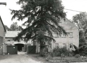 Wildenfels-Härtensdorf. Vierseithof, Karl-Marx-Straße 40 (Mitte 19. Jahrhundert). Hofdurchfahrt und Wohnstallhaus. Straßenfront