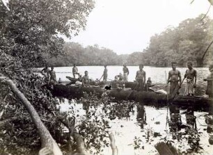 "Imuto-Karau mit Leuten in den Mangrove-Lagunen"