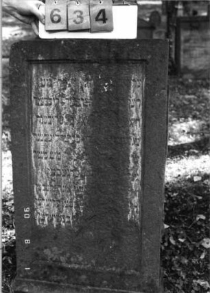 Grabstein 634 (Index: 99790909) Maße HxBxT: 102x57x32 cm Symbolik: nach unten gehaltene Fackeln: Grabstein 634
