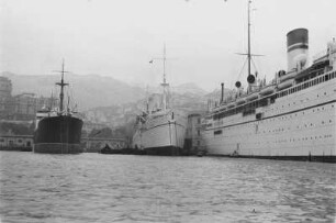 Hafen : Blick auf Passagierschiffe im Hafen von Genua.
