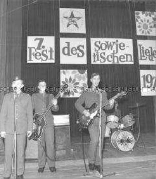 Sowjetische Musikgruppe beim 7. Fest des sowjetischen Liedes der DSF in Berlin (Ost)