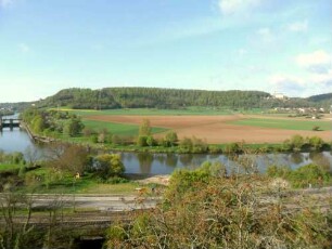 Stadtbild-Ansicht nach Süden über Neckartal mit Neckarschleife in Übersicht