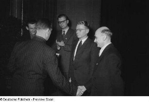 Preisverleihung beim Bezirksausscheid für Volkskunstgruppen 1954