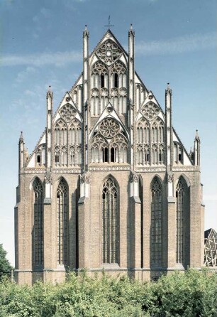 Pfarrkirche Sankt Marien (1325- um 1340). Chorfassade mit Schmuckgiebel