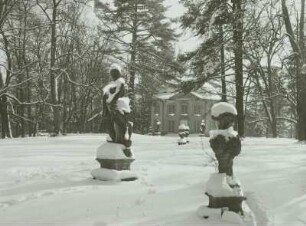 Burgk, Schlosspark im Winter : Burgk. Schloßpark mit Sophienhaus und Gartenplastiken. Winteraufnahme
