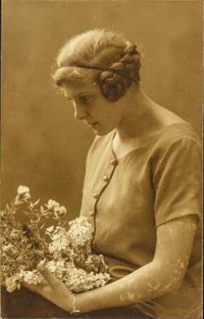 [Porträt einer Frau mit Blumenstrauß]