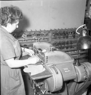 Roßwein. VEB Terra-Schuhfabrik. Schuhproduktion. Zuschneiden von Lederteilen. Ansicht von der Seite