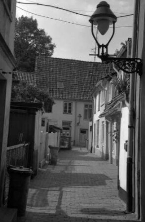 Lübeck: Gasse mit Laterne