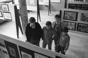 Ausstellung "Menschenrechte in unserer Zeit" von Schülerinnen und Schülern der Drais-Realschule zum "Tag der Menschenrechte"