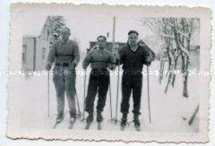 Gruppenbild von drei Männern auf Skiern im Schnee