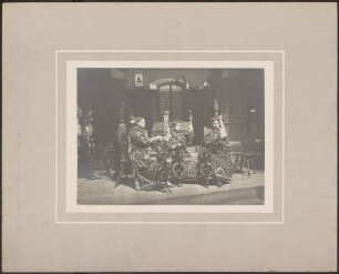 Drei Spinnerinnen in Tracht.