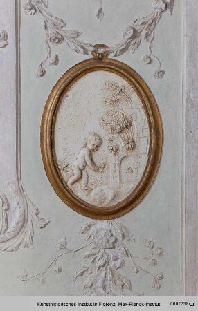 Stuckreliefs mit Puttendarstellungen : Blumenpflückender Putto
