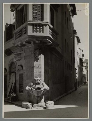 Straßenecke mit Brunnen am Borgo San Jacopo, Florenz, Toskana