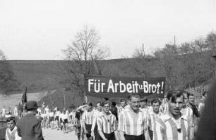 Arbeitersportler während der Demonstration mit dem Transparent:"Für Arbeit und Brot!"